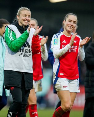 Arsenal 'den Leah Williamson ve Lia Walti, 9 Şubat 2025' te Managata Pay UK Stadyumu, Borehamwood, Birleşik Krallık 'ta oynanan Adobe Kadınlar 5. Raunt Arsenal Women vs London City Lionses maçının ardından kazandığı galibiyet sonrasında taraftarlarını selamladılar.