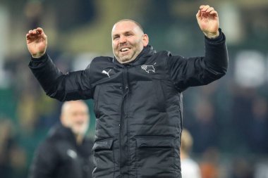 Derby County 'den Matt Hamshaw, 8 Şubat 2025 tarihinde Norwich City - Norwich County, Norwich County, İngiltere' de oynanan Sky Bet Şampiyonası maçının ardından takımlar berabere kaldıktan sonra taraftarlarıyla kutlama yapıyor.