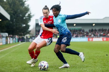 Arsenal 'den Caitlin Foord, 9 Şubat 2025' te Managata Pay UK Stadyumu, Borehamwood, Birleşik Krallık 'ta oynanan Adobe Kadınlar Kupası 5. Raund Arsenal Women vs London City Lionses maçında Londra Lions ile top mücadelesi veriyor.