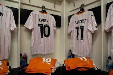Blackpool 'dan Sonny Carey ve Blackpool' dan Ashley Fletcher 'ın tişörtü, 8 Şubat 2025 tarihinde İngiltere' nin Trent kentindeki Pirelli Stadyumu 'nda oynanan Sky Bet 1 maçı öncesinde soyunma odasında asılı.