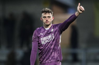 Blackpool 'dan Harry Tyrer, 8 Şubat 2025' te İngiltere 'nin Trent kentindeki Pirelli Stadyumu' nda oynanan 1.