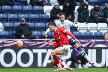 Preston North End 'den Sam Greenwood, 8 Şubat 2025' te İngiltere 'nin Deepdale kentinde oynanan Preston North End-Wycombe Wanderers maçında topu kutuya sokuyor.
