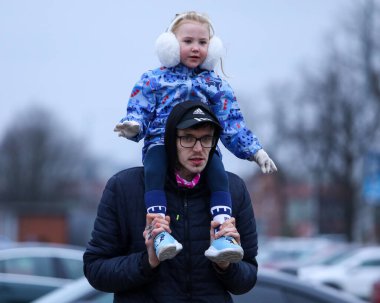 Preston North End taraftarı kızı, 8 Şubat 2025 'te İngiltere' nin Deepdale kentinde oynanan, Preston North End-Wycombe Wanderers maçının öncesinde stadyuma geliyor.