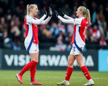 Arsenal 'den Stina Blackstenius, 9 Şubat 2025' te İngiltere 'nin Borehamwood kentinde Managata Pay UK Stadyumu' nda oynanan Adobe Kadınlar 5. Raund Arsenal Women vs London City Lionses maçında Frida Maanum ile yaptığı maçı 2-0 kazanmasını kutluyor.