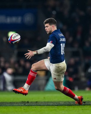 Fransa 'dan Matthieu Jalibert, 2025 Guinness 6 Milletler Kupası' nda İngiltere ile Fransa arasındaki Allianz Stadyumu, Twickenham, Birleşik Krallık 'ta 8 Şubat 2025' te oynanan karşılaşmada topu öne geçirdi.