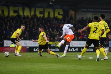 Blackpool 'dan Niall Ennis, 8 Şubat 2025 tarihinde İngiltere' nin Trent kentindeki Pirelli Stadyumu 'nda oynanan 1.