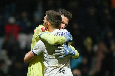 Preston North End 'den Freddie Woodman ve Preston North End' den Ryan Porteous, 8 Şubat 2025 'te Deepdale, Preston, Birleşik Krallık' ta Preston North End - Wycombe Wanderers maçının ardından kucaklaşıyorlar.