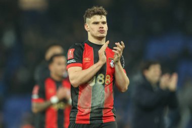 Bournemouth 'dan Milos Kerkez, Birleşik Krallık' ın Liverpool kenti Goodison Park 'ta oynanan dördüncü tur müsabakasının ardından taraftarları alkışlıyor.
