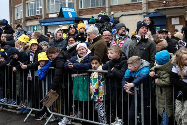 Leeds taraftarları, 8 Şubat 2025 tarihinde Leeds Road, Leeds, Birleşik Krallık 'ta oynanan dördüncü tur karşılaşmasında oyuncularının gelmesini bekliyor.