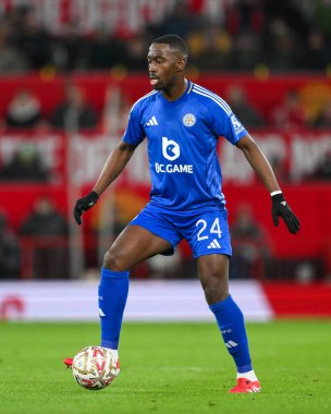 Leicester City 'den Boubakary Soumar, 7 Şubat 2025 tarihinde Old Trafford, Manchester, İngiltere' de oynanan dördüncü tur Manchester United - Leicester City karşılaşmasında topla hareket halindedir.