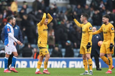 Wolverhampton Wanderers 'dan Rodrigo Gomes, 9 Şubat 2025' te Ewood Park, Blackburn 'de oynanan dördüncü tur Blackburn Rovers-Wolverhampton Wanderers karşılaşması sonrasında takımını kutluyor.
