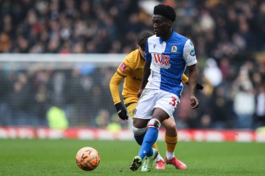 Blackburn Rovers takımından Amario Cozier-Duberry, 9 Şubat 2025 'te İngiltere' nin Blackburn kentinde oynanan dördüncü tur Blackburn Rovers-Wolverhampton Wanderers karşılaşmasında pas verdi.