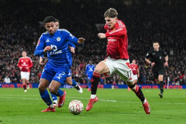 Manchester United 'dan Alejandro Garnacho, 7 Şubat 2025' te Old Trafford, Manchester, İngiltere 'de oynanan dördüncü tur Manchester United - Leicester City karşılaşmasında topa vuruyor.