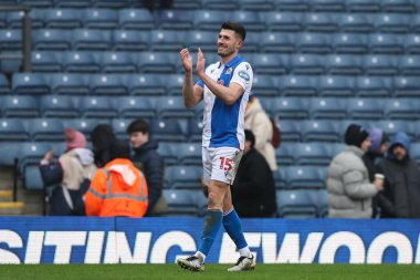 Blackburn Rovers 'dan eski Wolverhampton Wanderers oyuncusu Danny Batth, 9 Şubat 2025' te Ewood Park, Blackburn, İngiltere 'de oynanan dördüncü tur Blackburn Rovers - Wolverhampton Wanderers karşılaşması sonrasında gezgin taraftarları alkışlıyor.