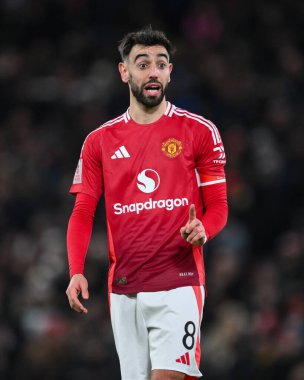 Manchester United 'dan Bruno Fernandes, 7 Şubat 2025 tarihinde Birleşik Krallık' ın Old Trafford kentinde oynanan dördüncü tur Manchester United - Leicester City karşılaşmasında takım talimatlarını verdi.