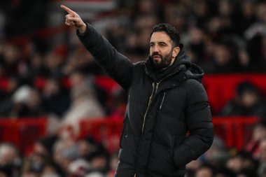 Manchester United 'ın Ruben Amorim Menajeri, 7 Şubat 2025 tarihinde Manchester United ile Leicester City arasındaki dördüncü tur karşılaşmasında oyuncularına talimat verir.