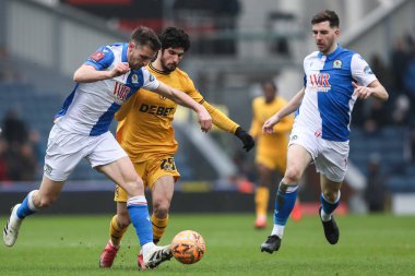 Blackburn Rovers 'dan Dominic Hyam, 9 Şubat 2025' te İngiltere 'nin Blackburn kentinde Ewood Park' ta düzenlenen dördüncü tur Blackburn Gezginleri 'ne karşı düzenlenen FA Kupası' nda Wolverhampton Gezginleri 'nden Gonalo Guedes' i yere serdi.