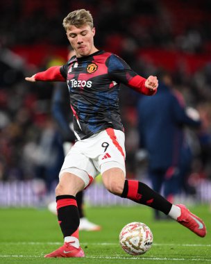 Manchester United takımından Rasmus Hjlund, 7 Şubat 2025 tarihinde Birleşik Krallık 'ın Old Trafford kentinde oynanan dördüncü tur müsabakasında Emirates FA Cup' ın dördüncü turu öncesinde ısındı.