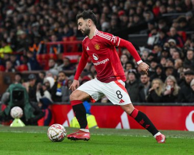 Manchester United takımından Bruno Fernandes, 7 Şubat 2025 tarihinde Manchester United 'ın Leicester City' e karşı oynadığı 4. Rauntluk Kupa karşılaşmasında topa vuruyor.