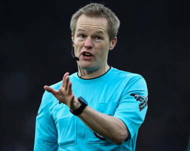 Hakem Gavin Ward, 8 Şubat 2025 tarihinde Leeds, İngiltere 'deki Elland Road, Leeds' de oynanan dördüncü tur karşılaşmasında Leeds United ve Millwall 'a serbest vuruş yaptı.