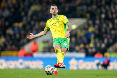 Norwich City 'den Shane Duffy, 8 Şubat 2025' te Norwich City, Norwich County ile Derby County arasındaki Sky Bet Şampiyonası maçında pas veriyor.