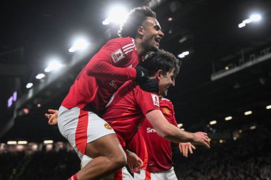 Manchester United 'dan Harry Maguire, 7 Şubat 2025' te Old Trafford, Manchester, İngiltere 'de oynanan dördüncü tur müsabakasında 2-1' lik galibiyet golünü kutluyor.