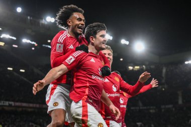 Manchester United 'dan Harry Maguire, 7 Şubat 2025' te Old Trafford, Manchester, İngiltere 'de oynanan dördüncü tur müsabakasında 2-1' lik galibiyet golünü kutluyor.