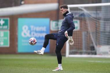 Blackpool 'dan Harry Tyrer, Sky Bet Ligi 1 maçı öncesinde oynanan ısınma maçında Burton Albion' a karşı Pirelli Stadyumu, Burton üzerine Trent, İngiltere, 8 Şubat 2025