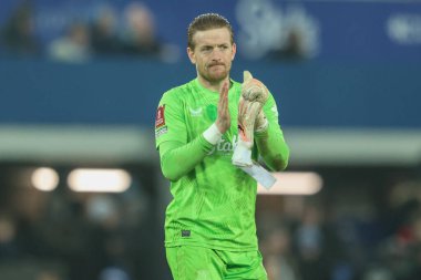 Everton 'dan Jordan Pickford, 8 Şubat 2025 tarihinde İngiltere' nin Liverpool kenti Goodison Park 'ta oynanan dördüncü tur Dünya Kupası karşılaşmasında taraftarları alkışlıyor.