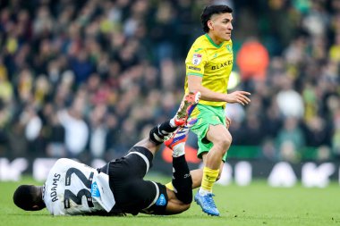 Derby County 'den Ebou Adams, Norwich City' nin Norwich City ile Derby County arasındaki 8 Şubat 2025 'te oynanan karşılaşmada Norwich City' den Marcelino Nunez 'e meydan okudu.