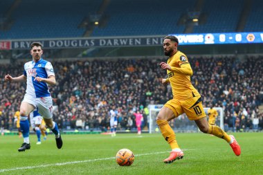 Wolverhampton Wanderers 'dan Matheus Cunha, 9 Şubat 2025' te Ewood Park, Blackburn, Birleşik Krallık 'ta oynanan dördüncü tur Blackburn Rovers - Wolverhampton Wanderers karşılaşmasında topu ileri taşıyor.