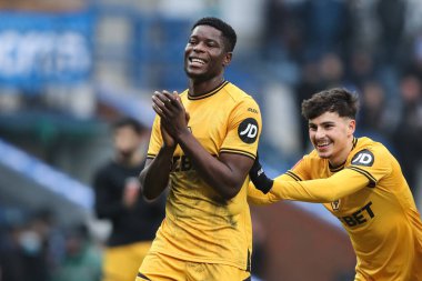 Wolverhampton Wanderers 'dan Marshall Munetsi, 9 Şubat 2025' te Ewood Park, Blackburn 'de düzenlenen dördüncü tur Blackburn Rovers-Wolverhampton Wanderers karşılaşmasının ardından gezgin taraftarları alkışlıyor.