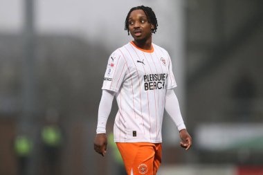 Blackpool 'dan Niall Ennis, Sky Bet Ligi 1 karşılaşmasında Burton Albion ile Blackpool arasında oynanan Pirelli Stadyumu' nda, Burton Trent üzerine, 8 Şubat 2025