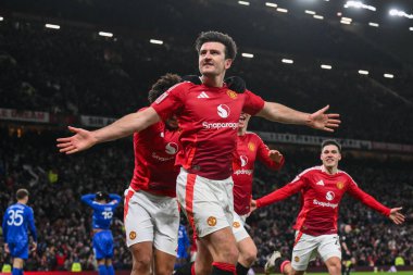 Manchester United 'dan Harry Maguire, 7 Şubat 2025' te Old Trafford, Manchester, İngiltere 'de oynanan dördüncü tur müsabakasında 2-1' lik galibiyet golünü kutluyor.