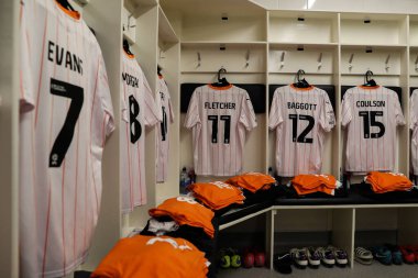 Blackpool oyuncularının soyunma odasında asılı duran tişörtleri Sky Bet 1 karşılaşması öncesinde Burton Albion 'a karşı Blackpool Pirelli Stadyumu, Burton üzerine Trent, İngiltere, 8 Şubat 2025