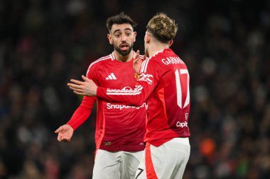 Manchester United 'dan Bruno Fernandes, 7 Şubat 2025' te Old Trafford, Manchester, İngiltere 'de oynanan dördüncü turda Alejandro Garnacho' ya talimat verdi.
