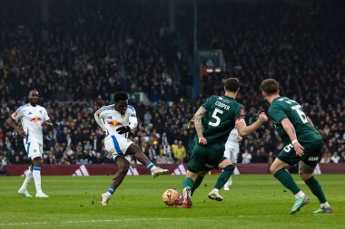 Leeds United takımından Wilfried Gnonto, 8 Şubat 2025 tarihinde İngiltere 'nin Leeds şehrinde oynanan dördüncü tur karşılaşmasında kaleye vuruyor.