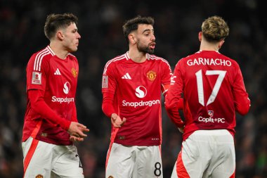 Manchester United 'dan Bruno Fernandes, 7 Şubat 2025' te Old Trafford, Manchester, İngiltere 'de oynanan dördüncü turda Alejandro Garnacho' ya talimat verdi.