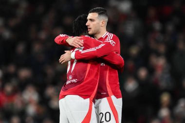 Manchester United 'dan Kobbie Mainoo ve Manchester United' dan Diogo Dalot, 7 Şubat 2025 tarihinde Birleşik Krallık 'ın Old Trafford kentinde oynanan 4.
