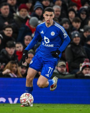 Leicester City 'den Bilal El Khannouss, 7 Şubat 2025 tarihinde Old Trafford, Manchester, İngiltere' de oynanan dördüncü tur müsabaka Manchester United - Leicester City karşılaşmasında topa vuruyor.