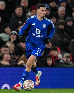 Leicester City 'den Bilal El Khannouss, 7 Şubat 2025 tarihinde Old Trafford, Manchester, İngiltere' de oynanan dördüncü tur müsabaka Manchester United - Leicester City karşılaşmasında topu ileri taşıyor.
