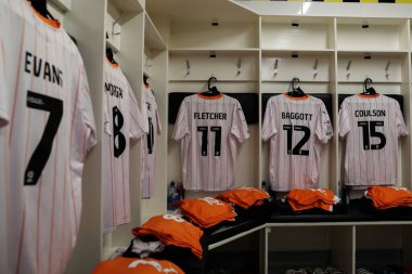 Blackpool oyuncularının soyunma odasında asılı duran tişörtleri Sky Bet 1 karşılaşması öncesinde Burton Albion 'a karşı Blackpool Pirelli Stadyumu, Burton üzerine Trent, İngiltere, 8 Şubat 2025