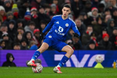 Leicester City 'den Bilal El Khannouss, 7 Şubat 2025 tarihinde Old Trafford, Manchester, İngiltere' de oynanan dördüncü tur müsabaka Manchester United - Leicester City karşılaşmasında topa vuruyor.
