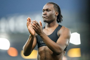 Derby County 'den David Ozoh, 8 Şubat 2025' te İngiltere 'nin Carrow Road kentinde oynanan Norwich City - Derby County maçının ardından takımlar berabere kaldıktan sonra taraftarları kabul ediyor.