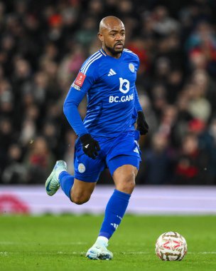 Leicester City 'den Jordan Ayew, 7 Şubat 2025 tarihinde Old Trafford, Manchester, İngiltere' de oynanan dördüncü tur Manchester United - Leicester City karşılaşmasında topla bir çıkış yaptı.