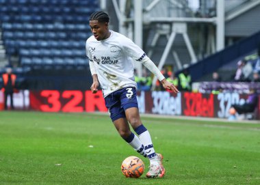 Preston North End 'den Jayden Meghoma, 8 Şubat 2025 tarihinde İngiltere' nin Deepdale kentinde oynanan, Preston North End-Wycombe Wanderers maçında topu ileri sürüyor.