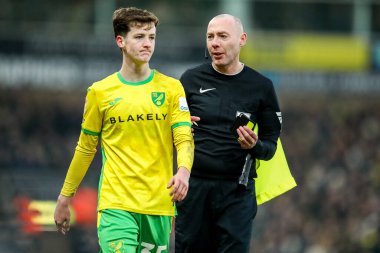 Mark Dwyer (hakem yardımcısı), Norwich City 'li Kellen Fisher ile 8 Şubat 2025' te Norwich City - Derby County, Carrow Road, Norwich, İngiltere 'de oynanan maçında konuştu.