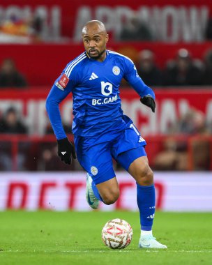 Leicester City 'den Jordan Ayew, 7 Şubat 2025 tarihinde Old Trafford, Manchester, İngiltere' de oynanan dördüncü tur Manchester United - Leicester City karşılaşmasında topla bir çıkış yaptı.