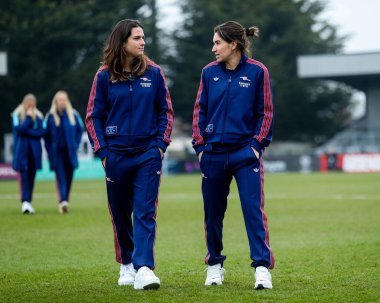 Arsenal 'den Laia Codina ve Mariona Caldentey, 9 Şubat 2025' te Managata Pay UK Stadyumu, Borehamwood, Birleşik Krallık 'taki Managata Pay UK Stadyumu' nda Arsenal Women vs London City Lionses maçından önce Managata Pay UK Stadyumu 'na geldiler.