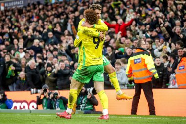 Norwich City 'den Josh Sargent, Emiliano Marcondes ile 8 Şubat 2025' te Norwich City ile Derby County 'nin Carrow Road, Norwich, İngiltere' de oynanan Sky Bet Şampiyonası maçında 1-0 berabere kalma golünü kutluyor.